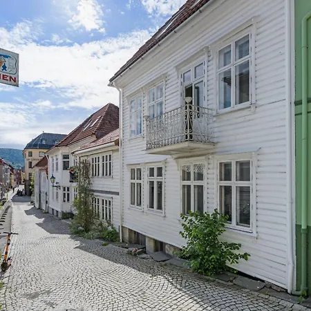 Spacious! 2024 Renovated! 4 Bedrooms! Appartement Bergen