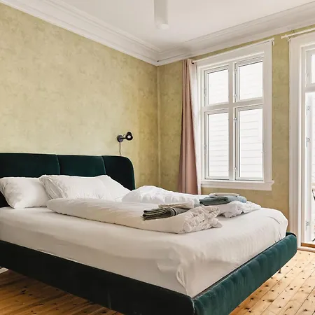 Apartman Spacious! 2024 Renovated! 4 Bedrooms! *